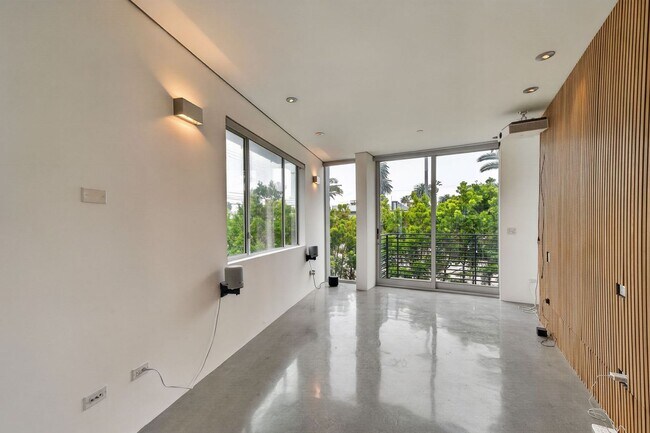 Building Photo - Discover this striking 3 bedroom apartment for rent in Venice, offering 4 bathrooms, contemporary...