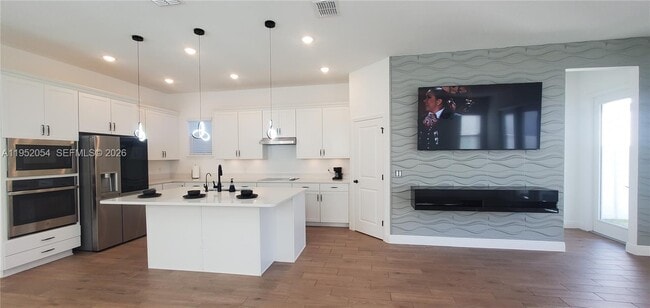 Building Photo - 736 YUKON Ln