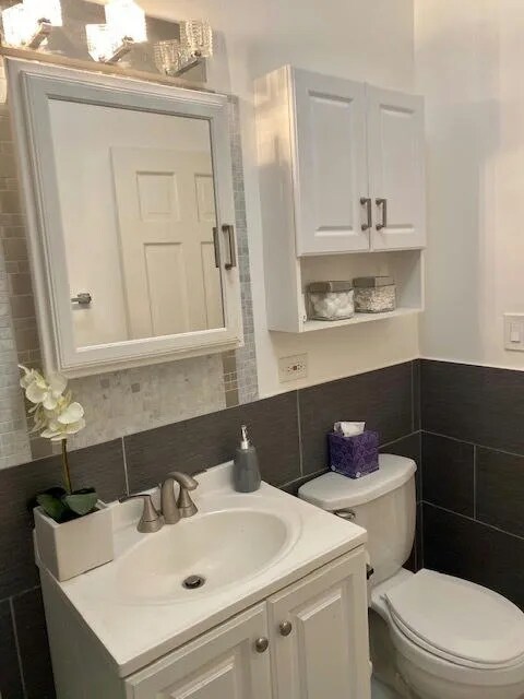 Bathroom - 6040 N Kenmore Ave