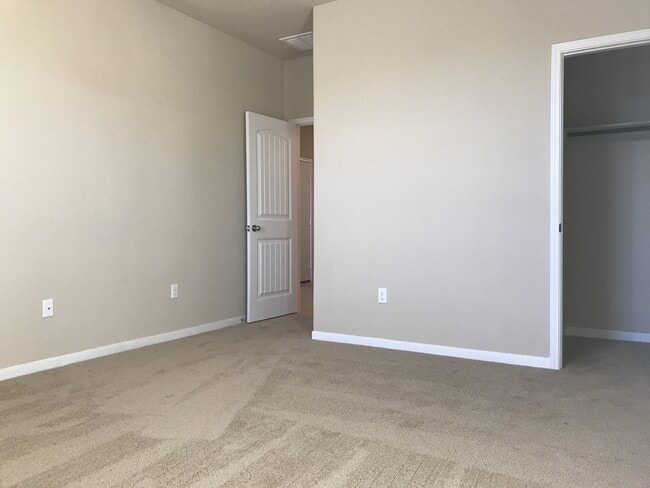 Building Photo - FIVE BEDROOM, THREE BATH 1-STORY HOME