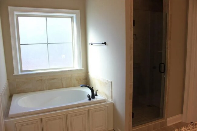 Building Photo - 5 bed, 3.5 bath home in Cotswolds!