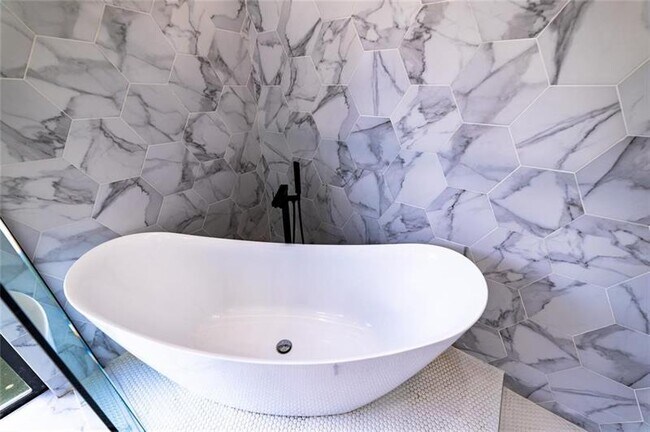 Building Photo - 1260 NW 101st Ave