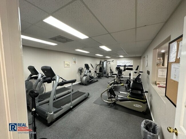 Building Photo - Legacy Townhome