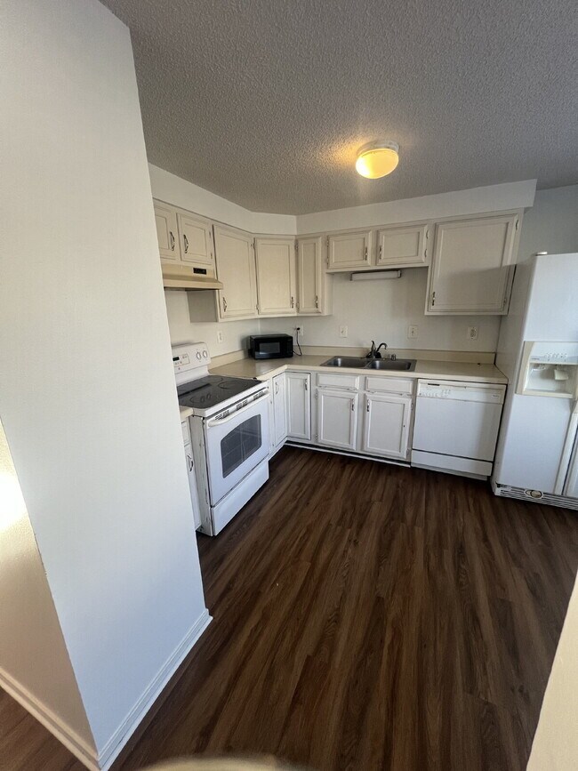 Building Photo - Charming 3-Level Townhome in Prime North Stafford Location