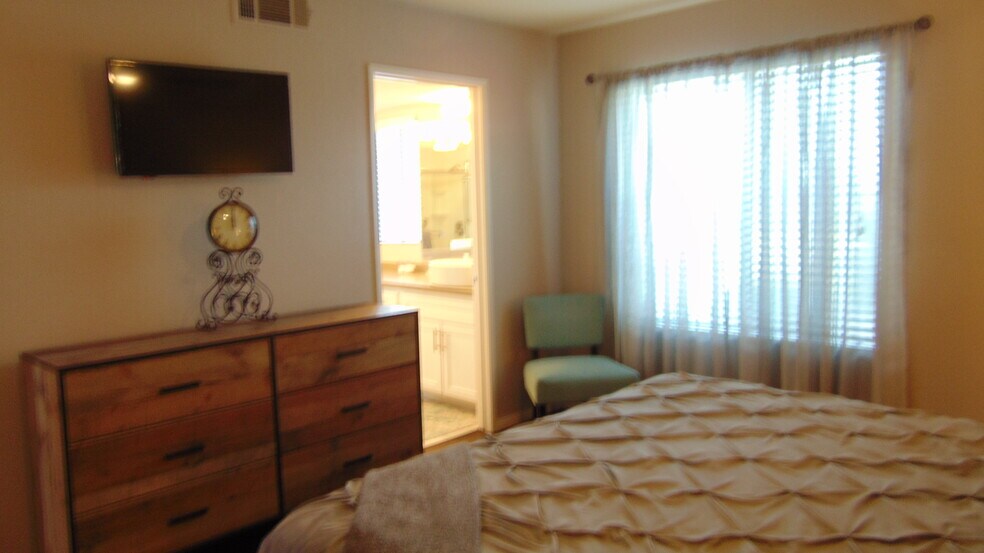 Building Photo - 35200 Cathedral Canyon Dr