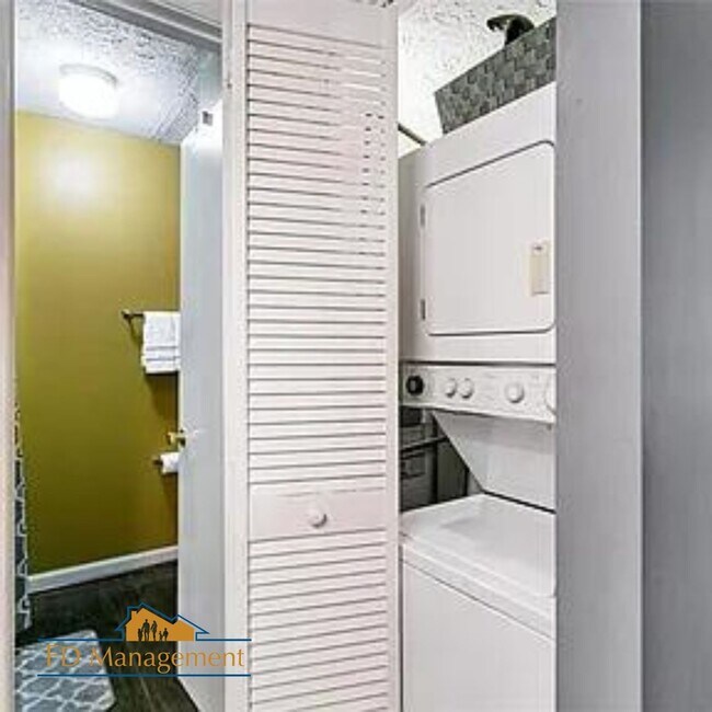 Building Photo - Modern First-Floor with Private Patio in Hampton Club