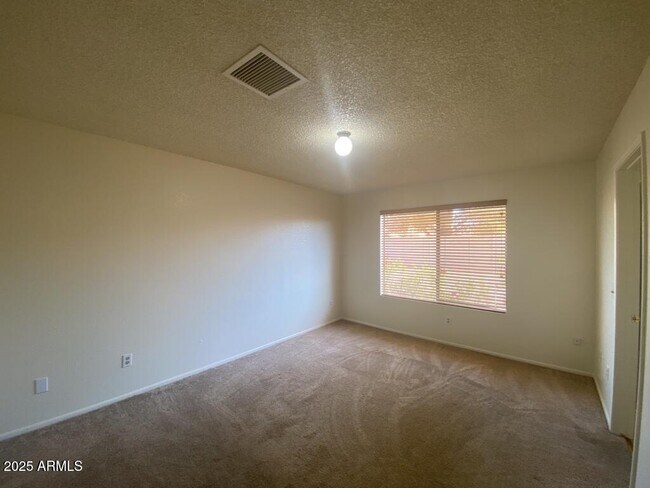 Building Photo - 3271 Briarwood Dr