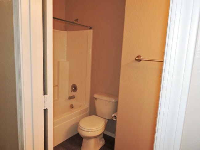 Building Photo - 4 BEDROOM 2 1/2 BATHROOM WITH OFFICE AND LOFT