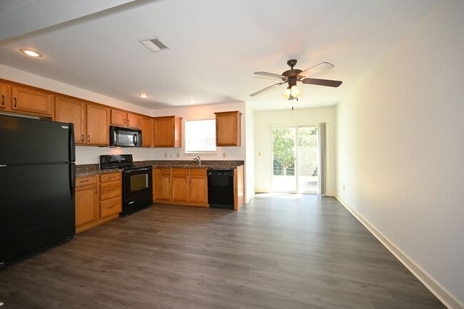 Building Photo - 2 bedroom, 2.5 baths townhouse with 1 car garage in Oak Valley Estates!
