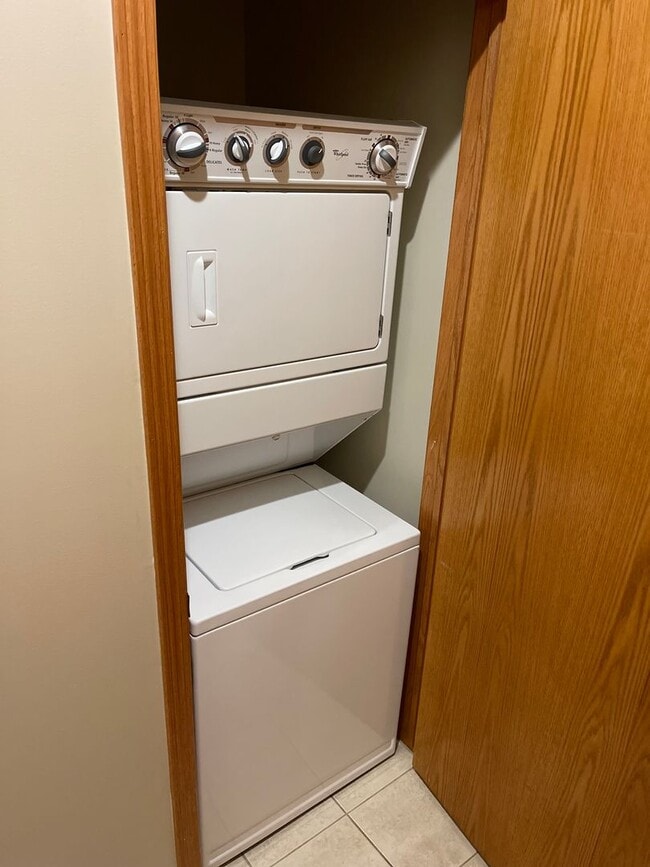 Building Photo - 27-28 Cherry Hill Ct - Hampton, IL