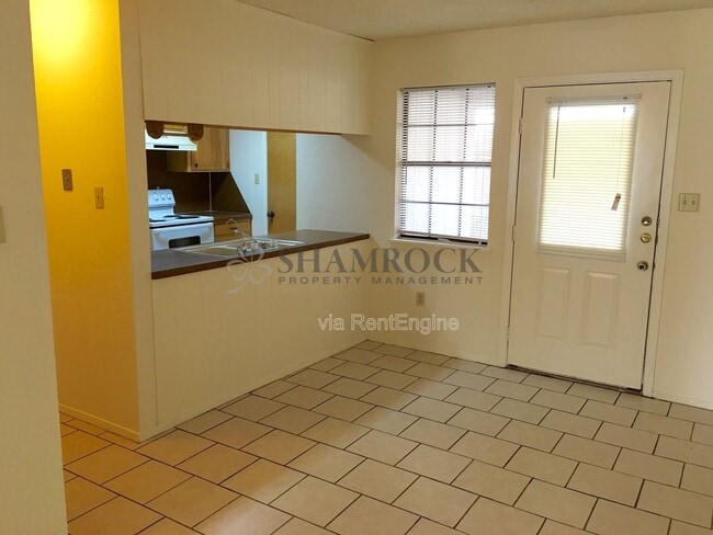 Building Photo - 910 Lancelot Cir