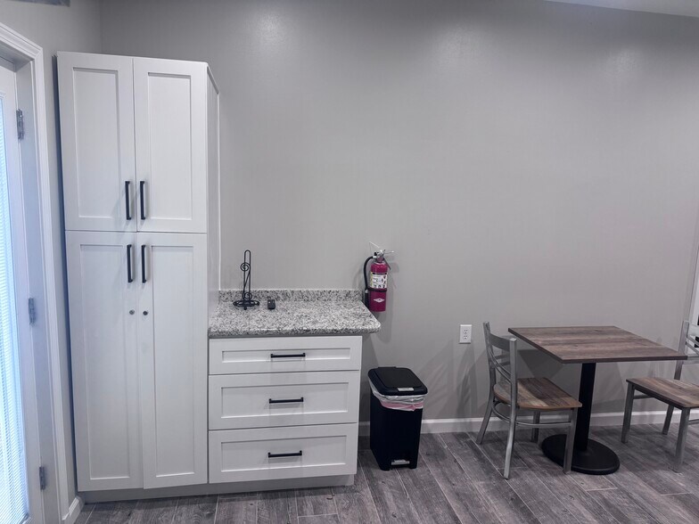 Building Photo - 6615 Tippin Ave