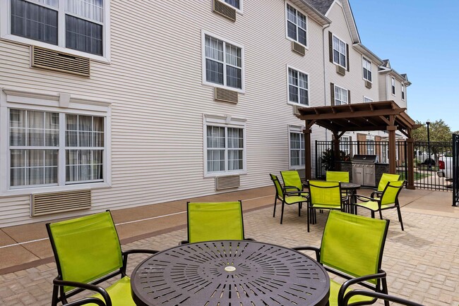 Building Photo - Furnished Studio-Fenton