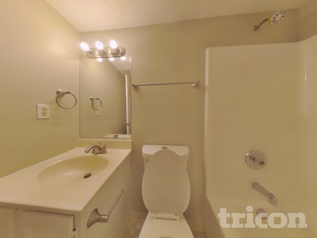 Building Photo - 1350 Redwood Cir