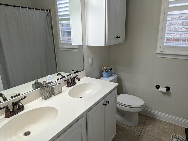 Building Photo - 10005 Ivalenes Hope Dr