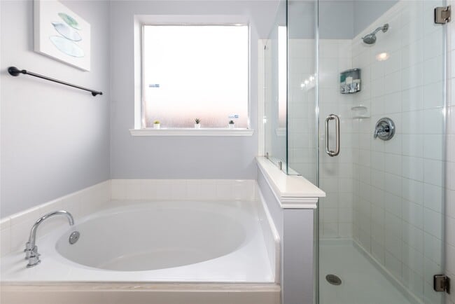 Building Photo - 10815 Oak Bayou Ln