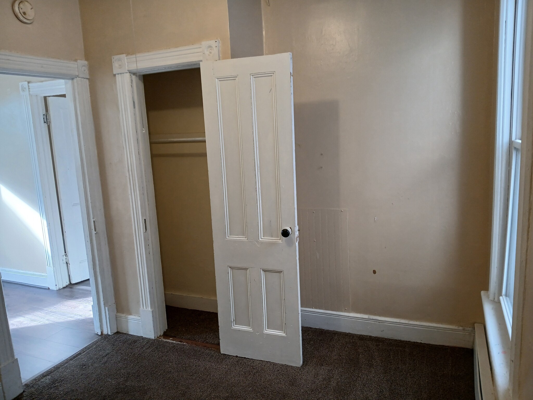 Side room 1 - 139 N Clinton St