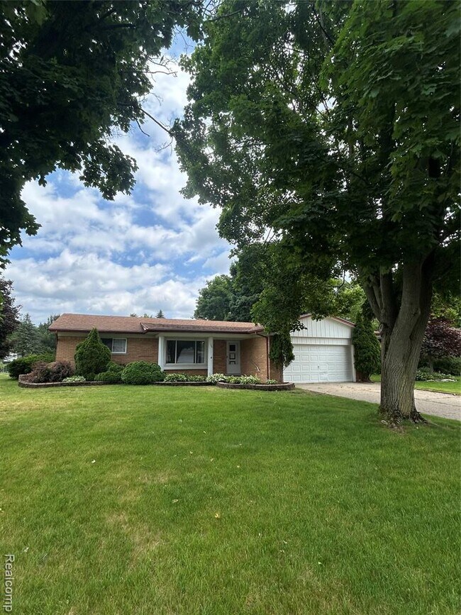 Building Photo - 129 Pleasant Lake Dr