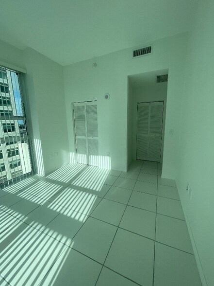 Building Photo - 950 Brickell Bay Dr