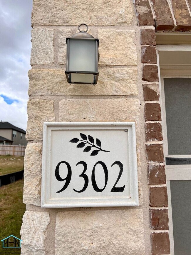 Building Photo - Beautiful 2-story 4 bed/2.5 bath home with...