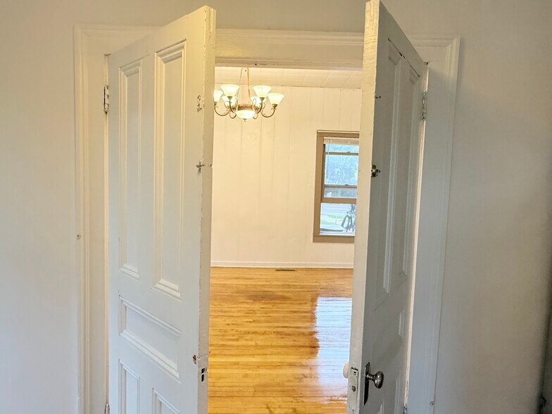 Building Photo - 414 2nd St W