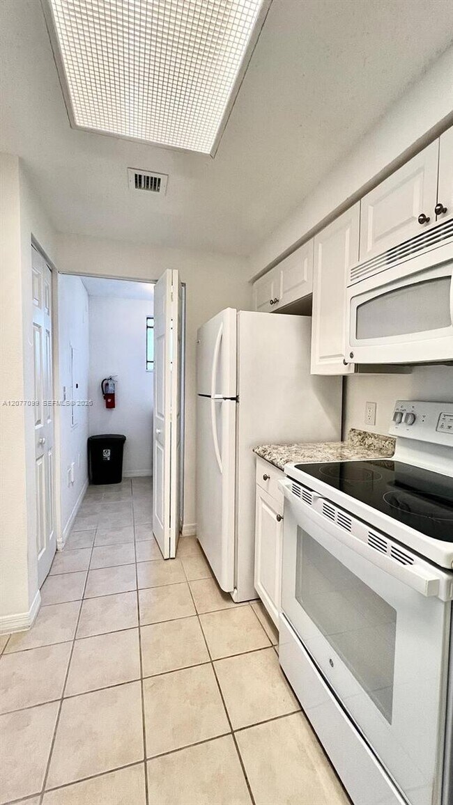 Building Photo - 3021 Alcazar Pl