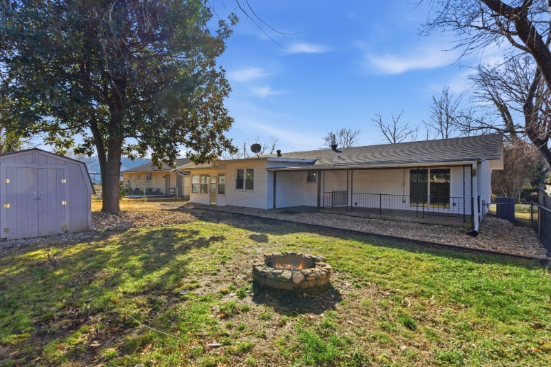 Building Photo - 405 Lake Dr