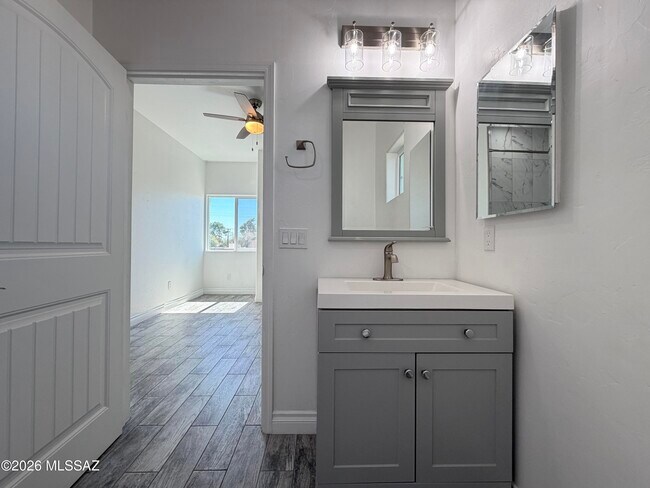 Building Photo - 3329 E Glenn St