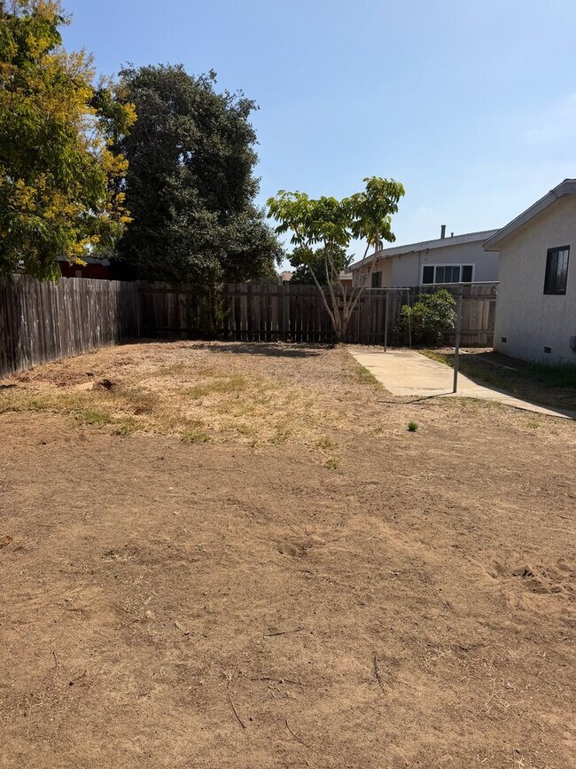 Building Photo - 2124 Hemlock Ave