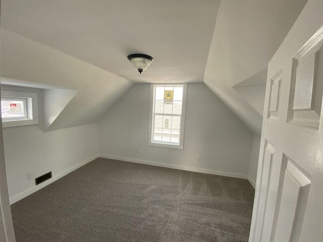 Building Photo - 3 Bedroom 2 bath