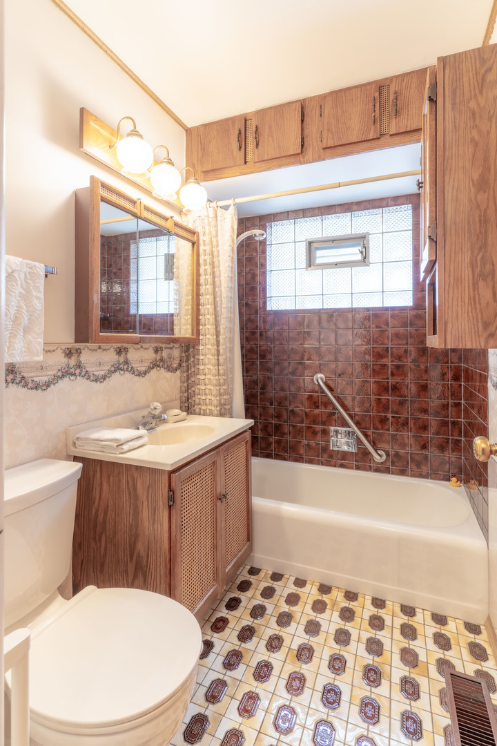 Building Photo - 6046 S Melvina Ave