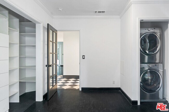 Building Photo - 508 N San Vicente Blvd