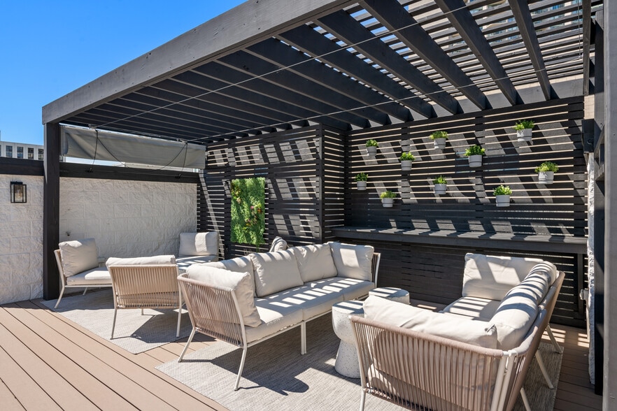 Roof Top Lounge - 104 W Oak St