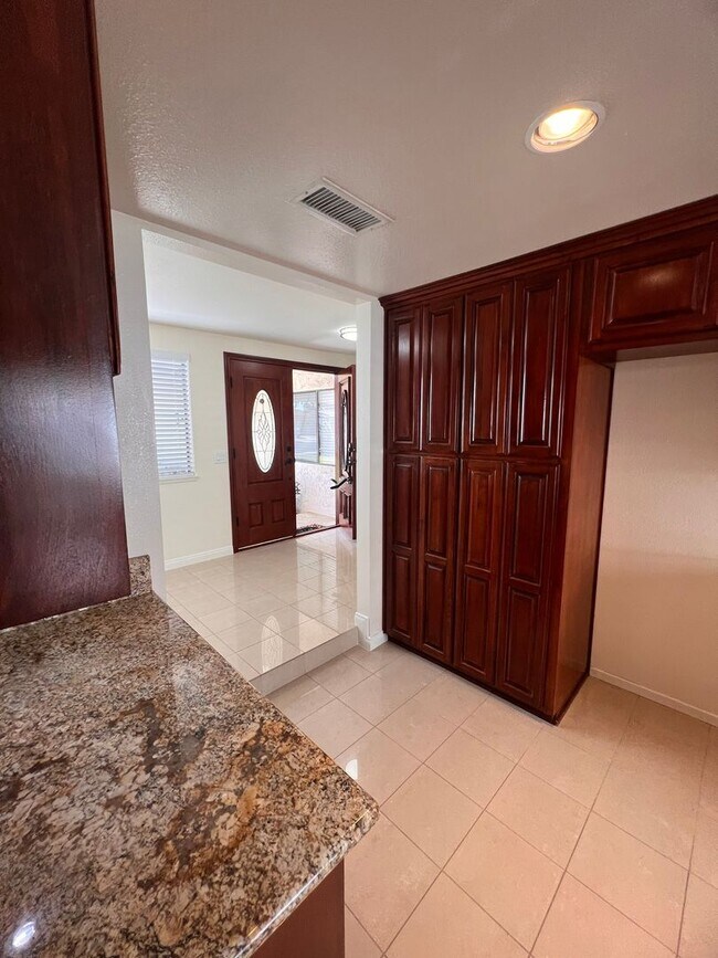 Building Photo - Camarillo - Single story, four bedroom, two bathroom home
