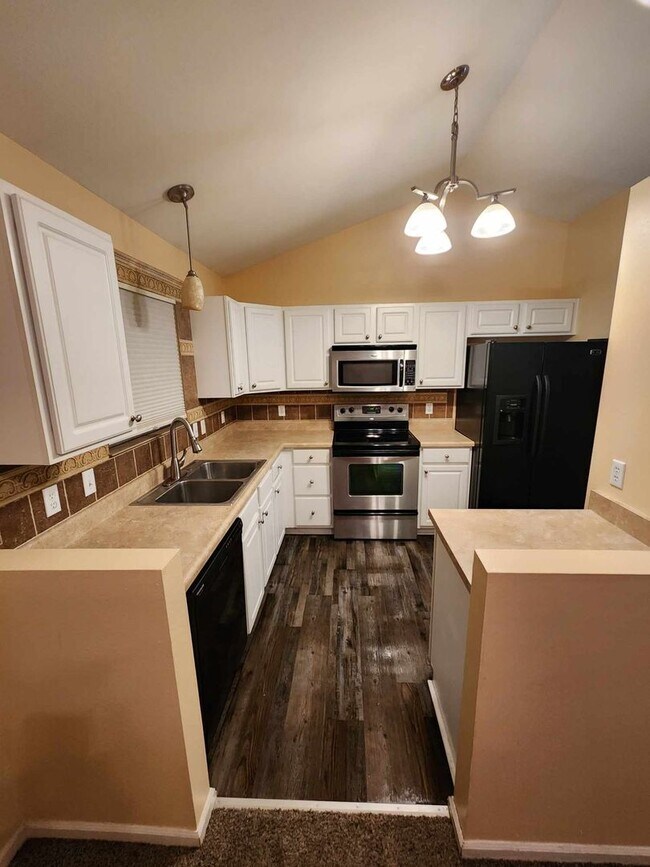 Building Photo - Spacious Three Bedroom!