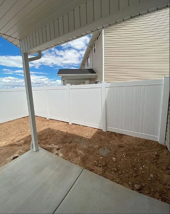 Building Photo - 3 Bedroom End-Unit Townhome in Cedar Bend – Great Cedar City Location