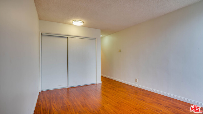Building Photo - 425 S Kenmore Ave