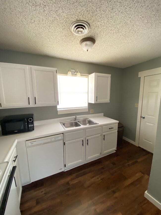 Building Photo - 619 W Edgewood St