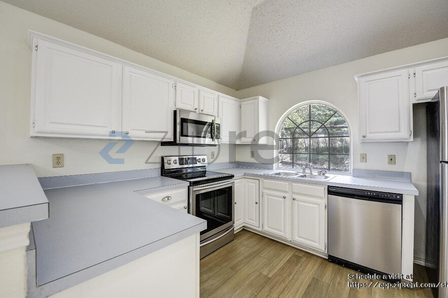 Building Photo - 1206 Hyde Park Dr