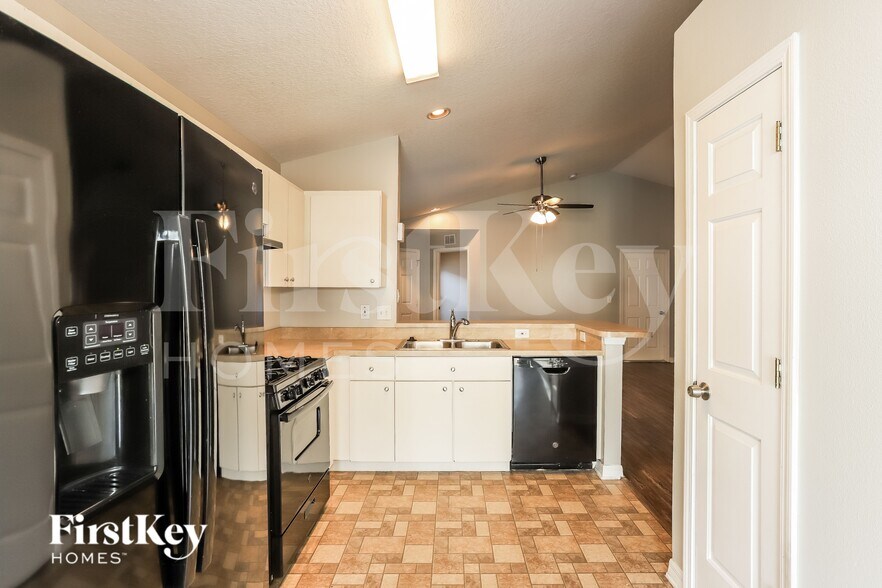 Building Photo - 11133 Lakeside Vista Dr