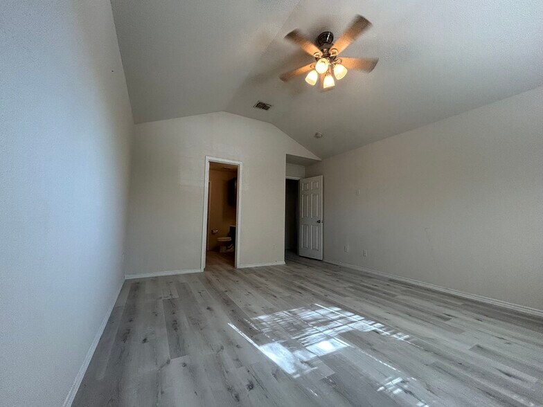 Building Photo - 9213 Centennial Dr