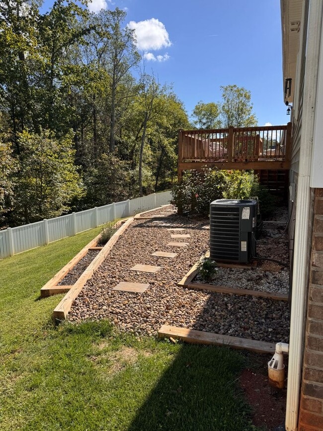 Building Photo - 3 Bedroom || 2 Bathroom Home in Forest