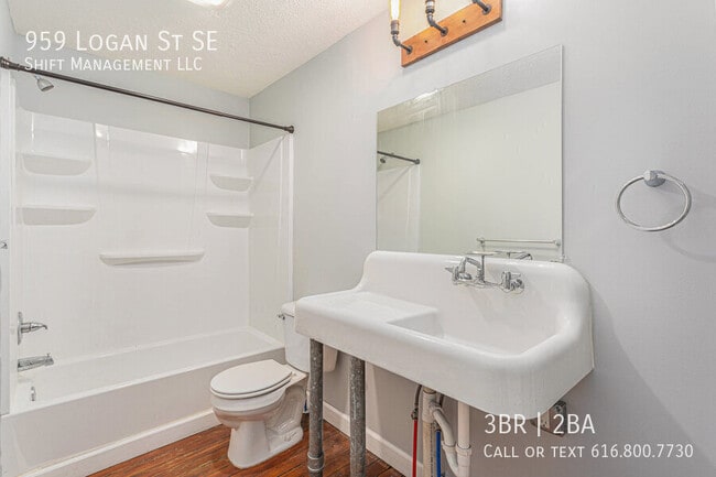 Building Photo - 959 Logan St SE