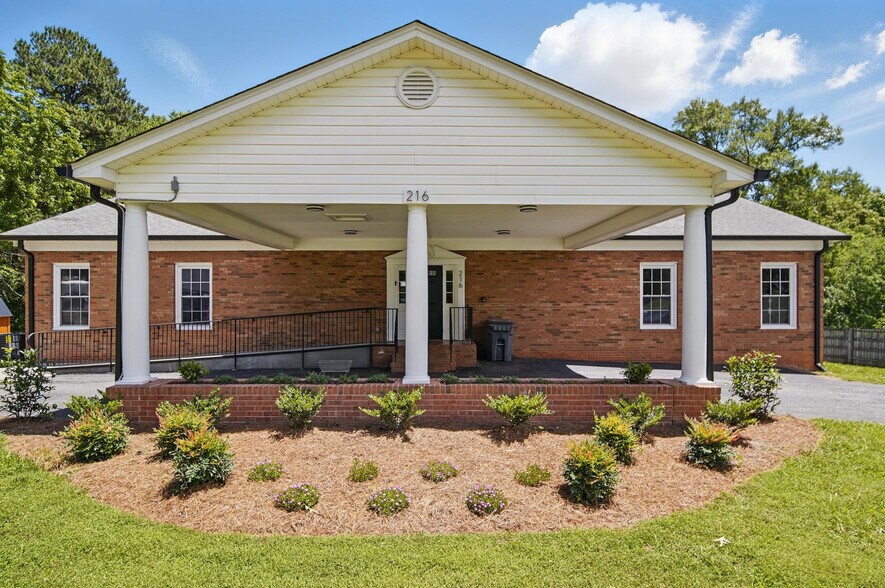 Front entrance of building to all units on main level - 216 Legion Dr