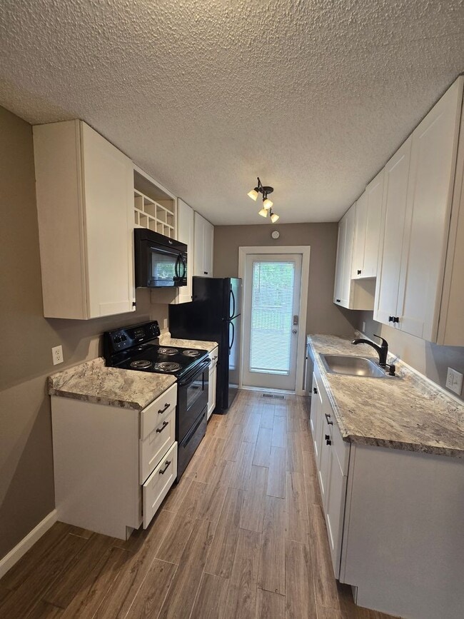 Building Photo - 2 bedroom 1 bath Cute house