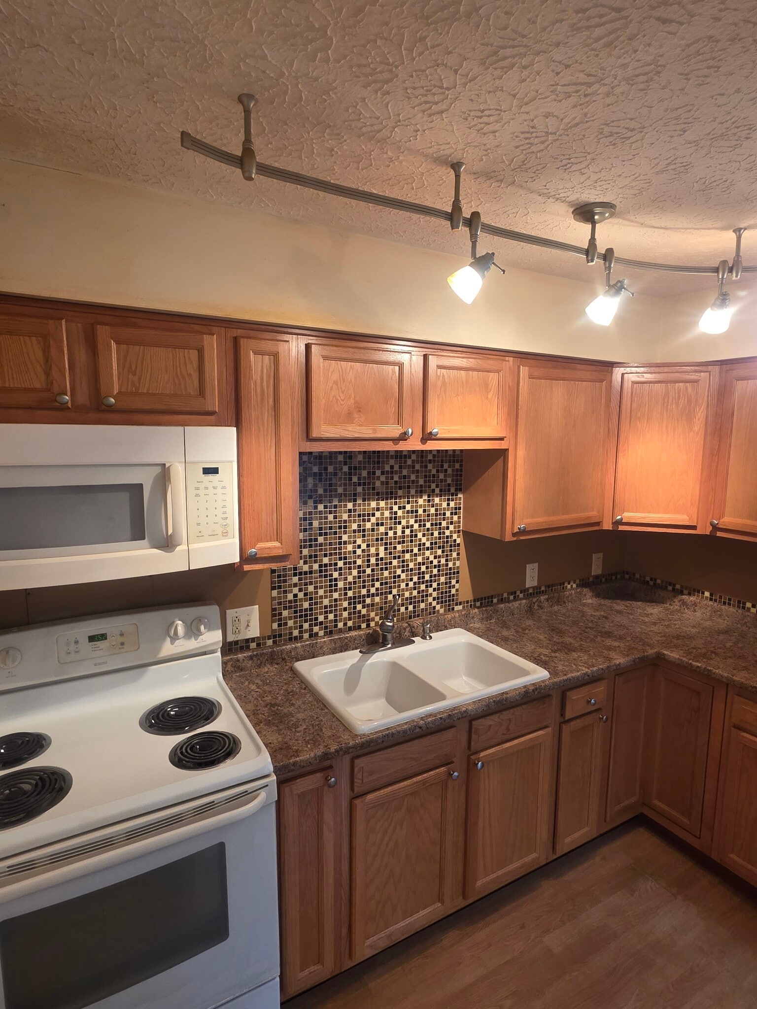 Kitchen - 338 Cluster Ave