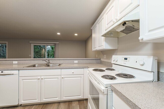 Building Photo - Recently Updated 3 Bedroom 2.5 Bath Duplex - Located in Convenient Hazel Dell Neighborhood