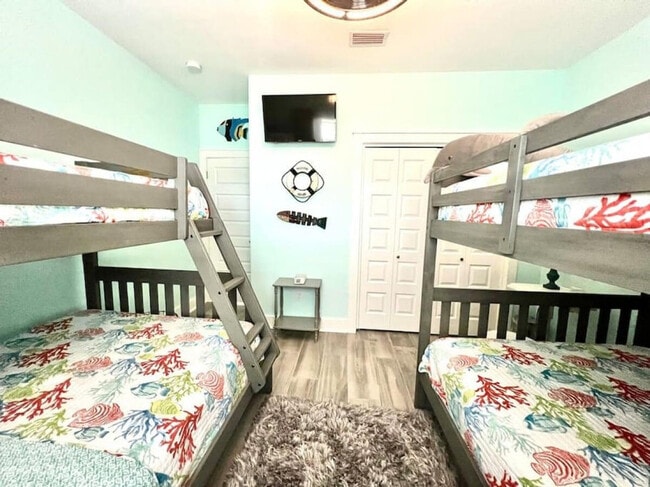 Building Photo - 5402 Pinetree Ave