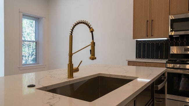 Building Photo - Stunning 3-Bedroom, 2-Bath Gem with In-Unit Washer/Dryer! Discover Uptown Living.