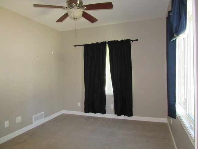 Building Photo - 405 E Palace Row